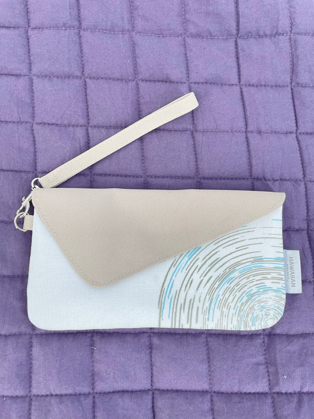 Hawaiian Airlines NOHO Home Jhane Barnes Wristlet Clutch Wave Print 9x5